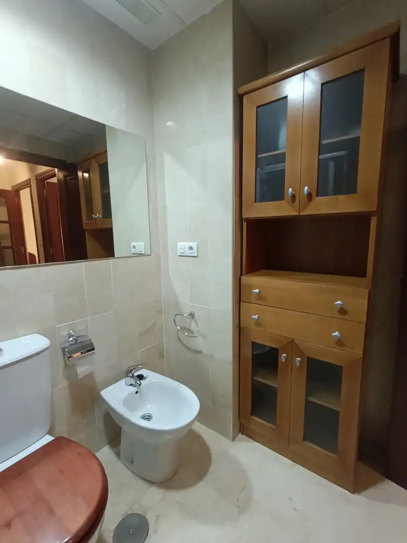 Badezimmer von Wohnungen zur Miete in Málaga mit Klimaanlage, Abstellraum und Möbliert