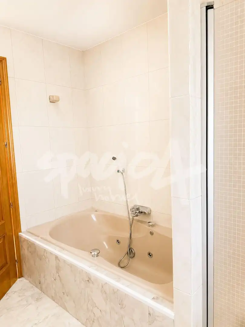 Bathroom of Houses for sale in San Lorenzo de El Escorial  with Community pool