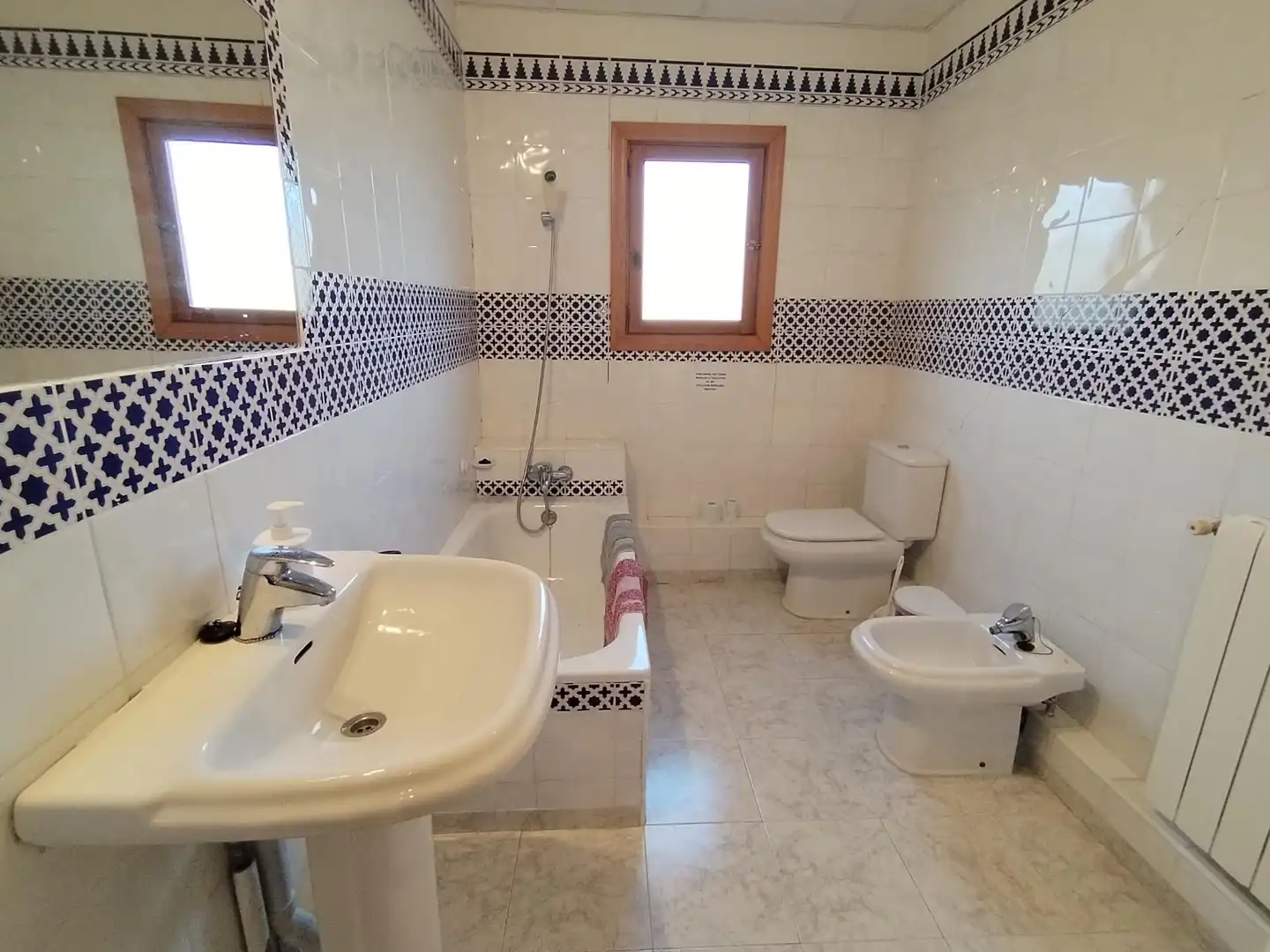 Bany de Finca rústica en venda en Relleu amb Aire condicionat, Jardí privat i Terrassa
