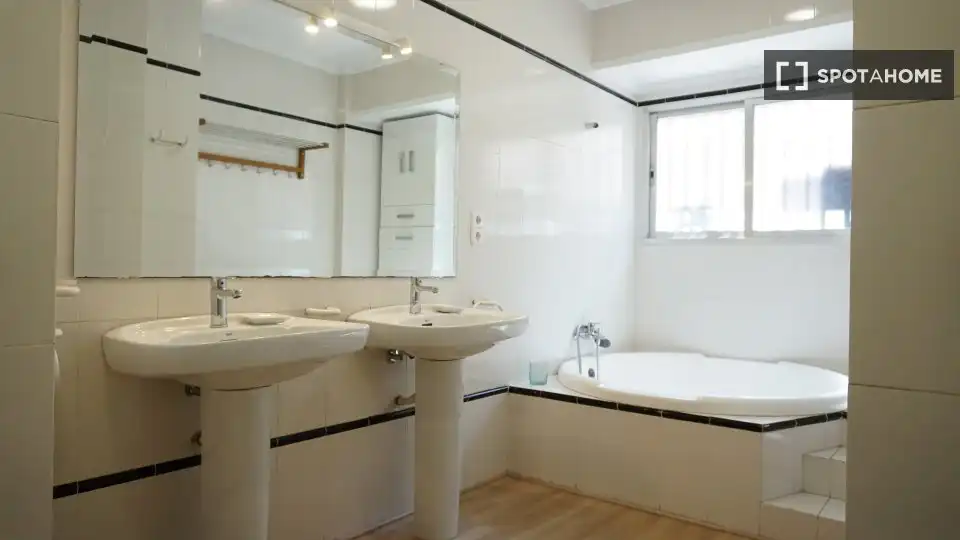 Baño de Piso de alquiler en Valencia con Aire acondicionado, Calefacción y Amueblado