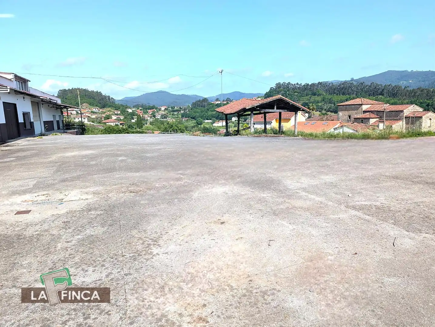Parkplatz von Fabrikhallen zum Verkauf in Pravia
