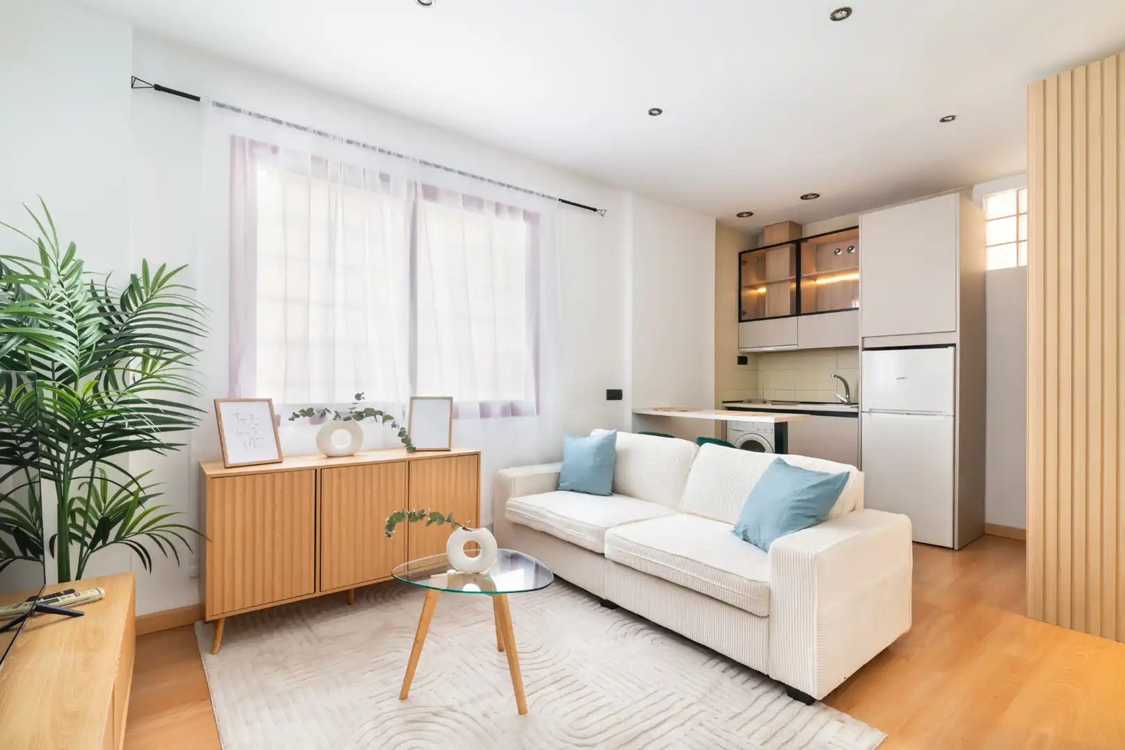 Sala de estar de Estudio de alquiler en  Madrid Capital con Aire acondicionado, Calefacción y Amueblado
