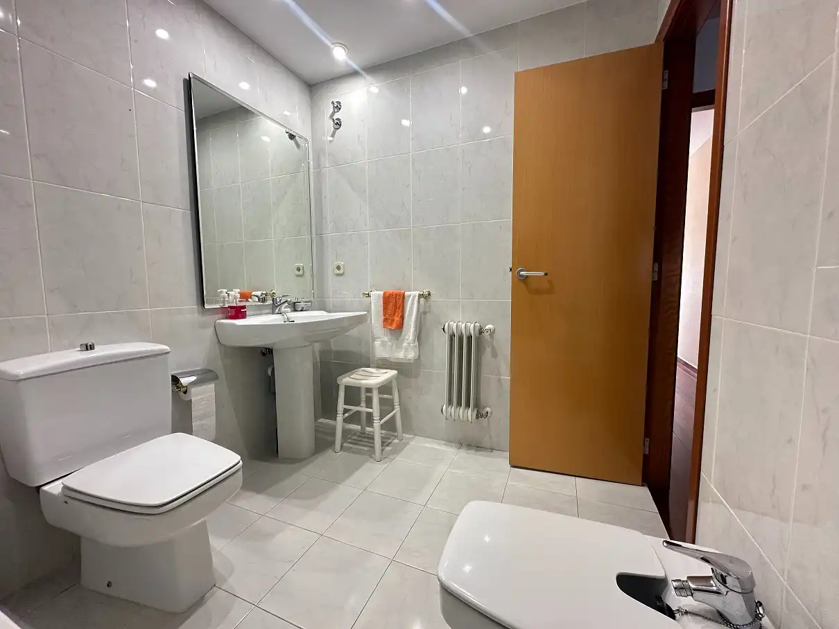 Baño de Casa o chalet en venta en Santiago de Compostela  con Calefacción, Jardín privado y Parquet