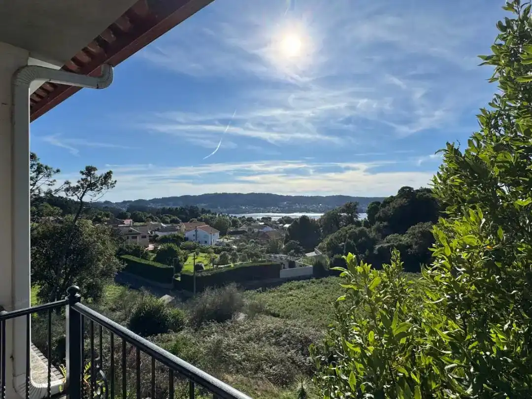Vista exterior de Casa o xalet en venda en Cangas  amb Aire condicionat i Balcó