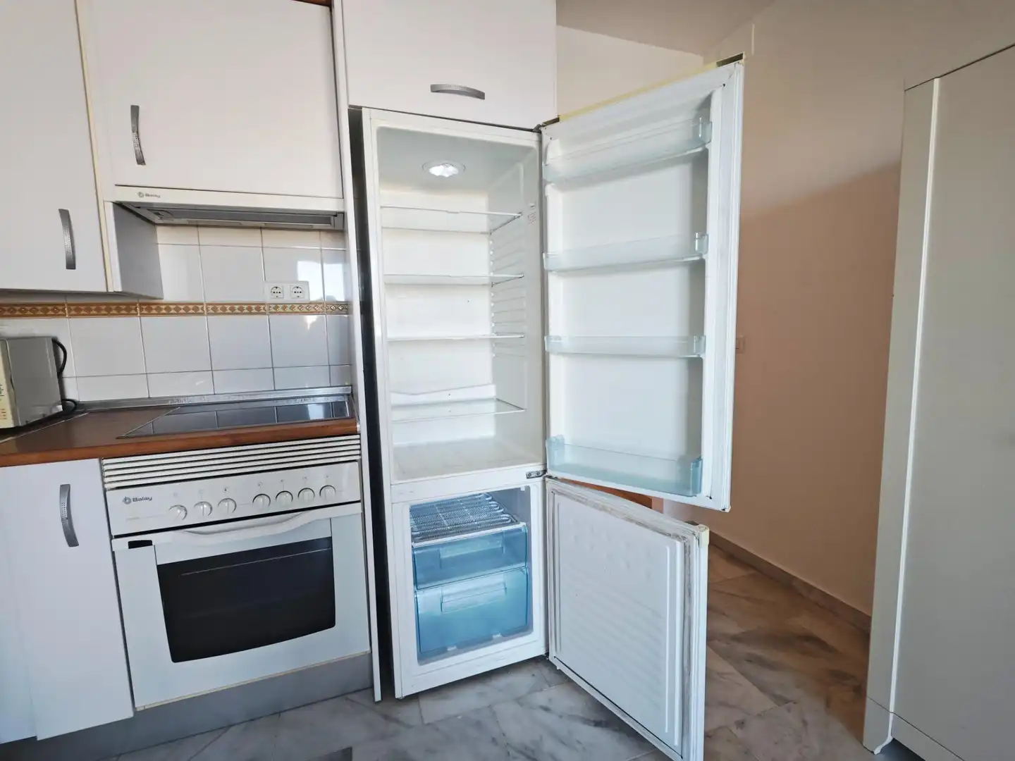Cocina de Estudio de alquiler en Fuengirola con Aire acondicionado, Jardín privado y Terraza