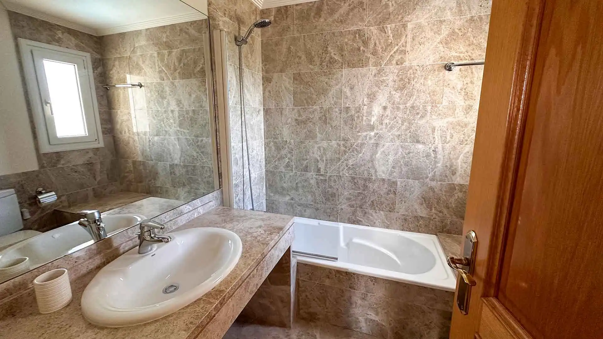 Baño de Casa adosada de alquiler en Marbella con Aire acondicionado, Jardín privado y Terraza