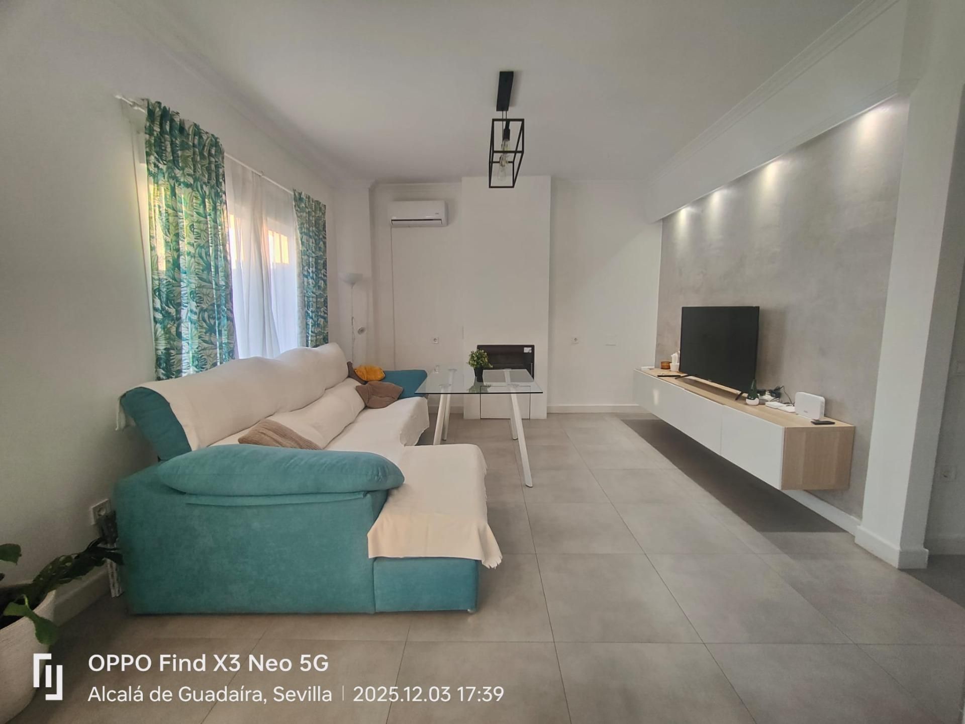 Living room of Single-family semi-detached for sale in Alcalá de Guadaira  with Air Conditioner, Terrace and Storage room
