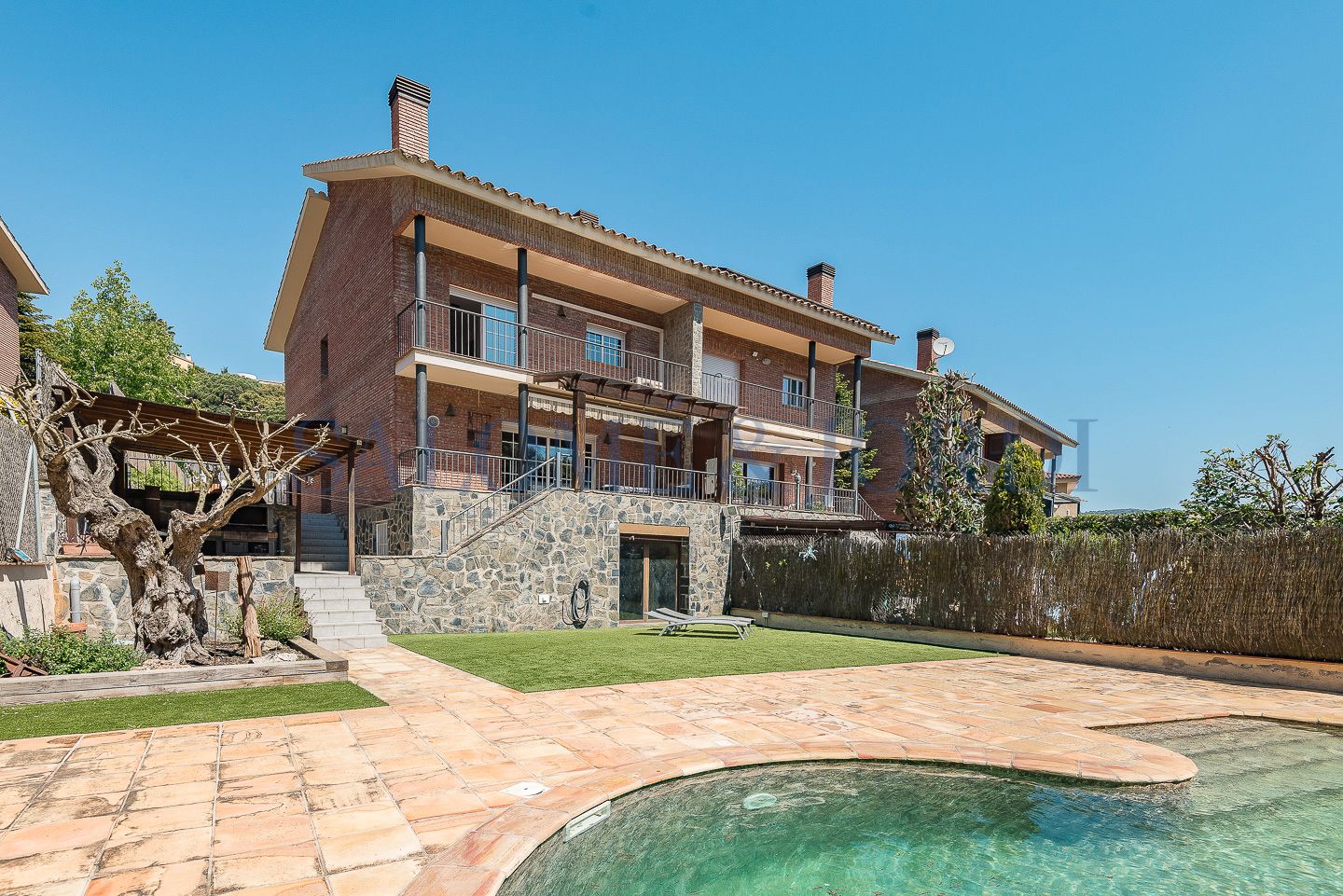 Exterior view of Single-family semi-detached for sale in Argentona  with Air Conditioner, Heating and Private garden