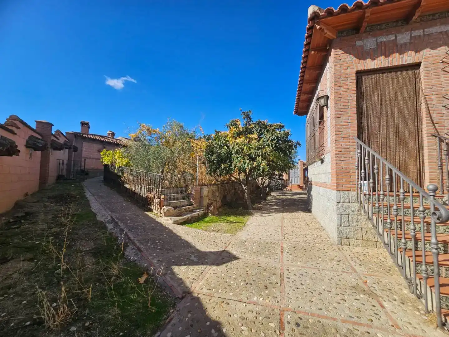 Vista exterior de Casa o xalet en venda en Navahermosa amb Aire condicionat, Piscina i Balcó