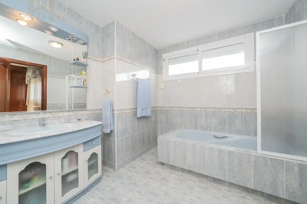 Bany de Casa o xalet en venda en San Sebastián de los Reyes amb Calefacció, Jardí privat i Piscina