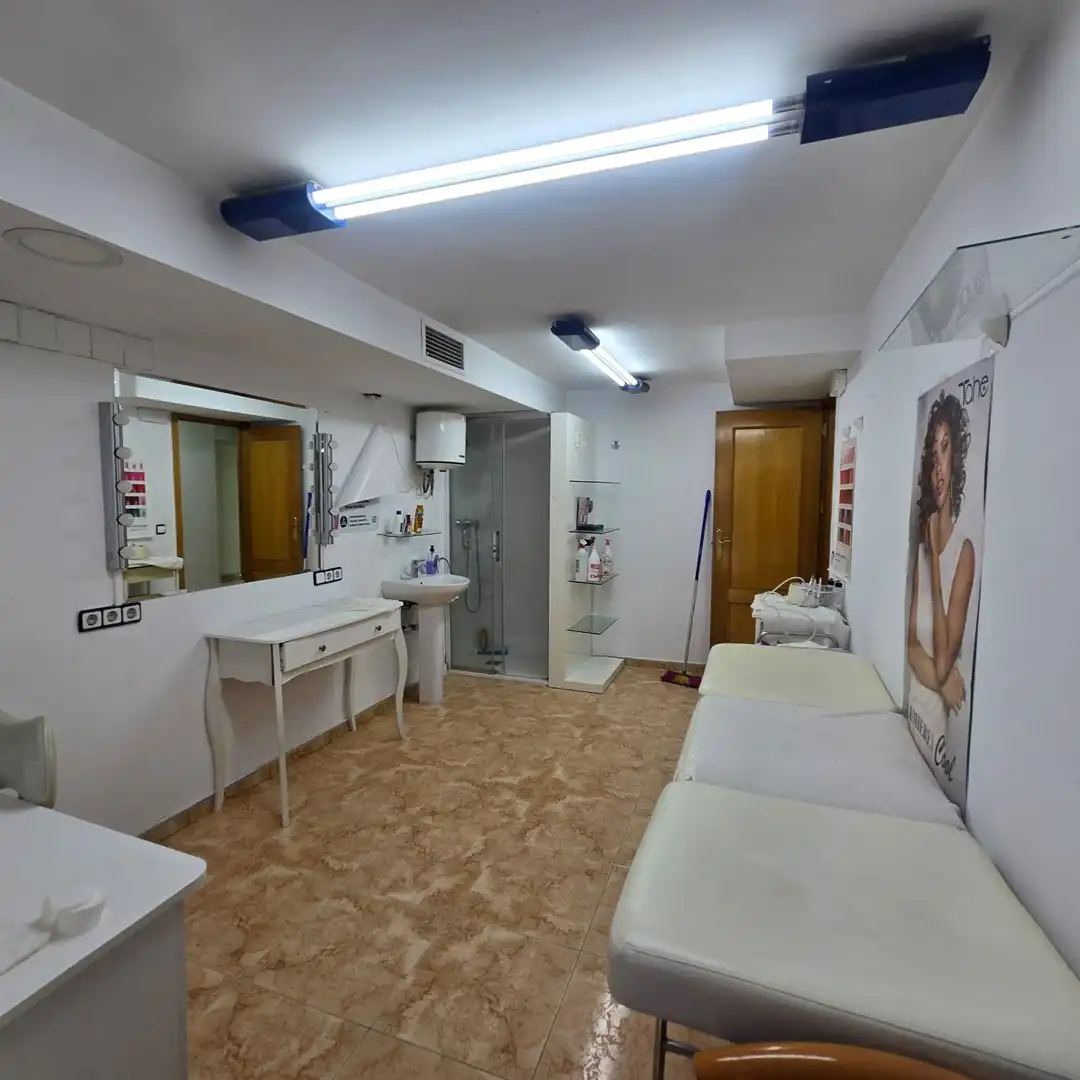 Local comercial en traspaso en del pintor javier soler, imagen 9