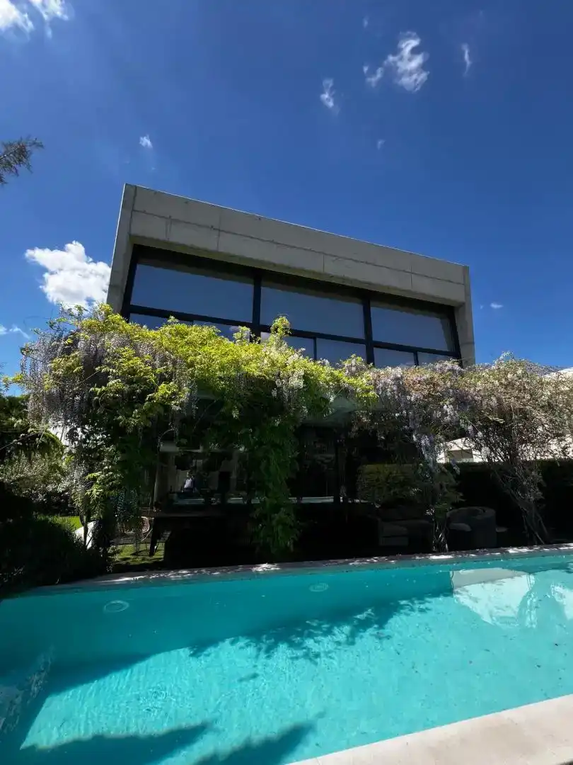 Vista exterior de Casa o xalet en venda en Pozuelo de Alarcón amb Aire condicionat, Piscina i Balcó