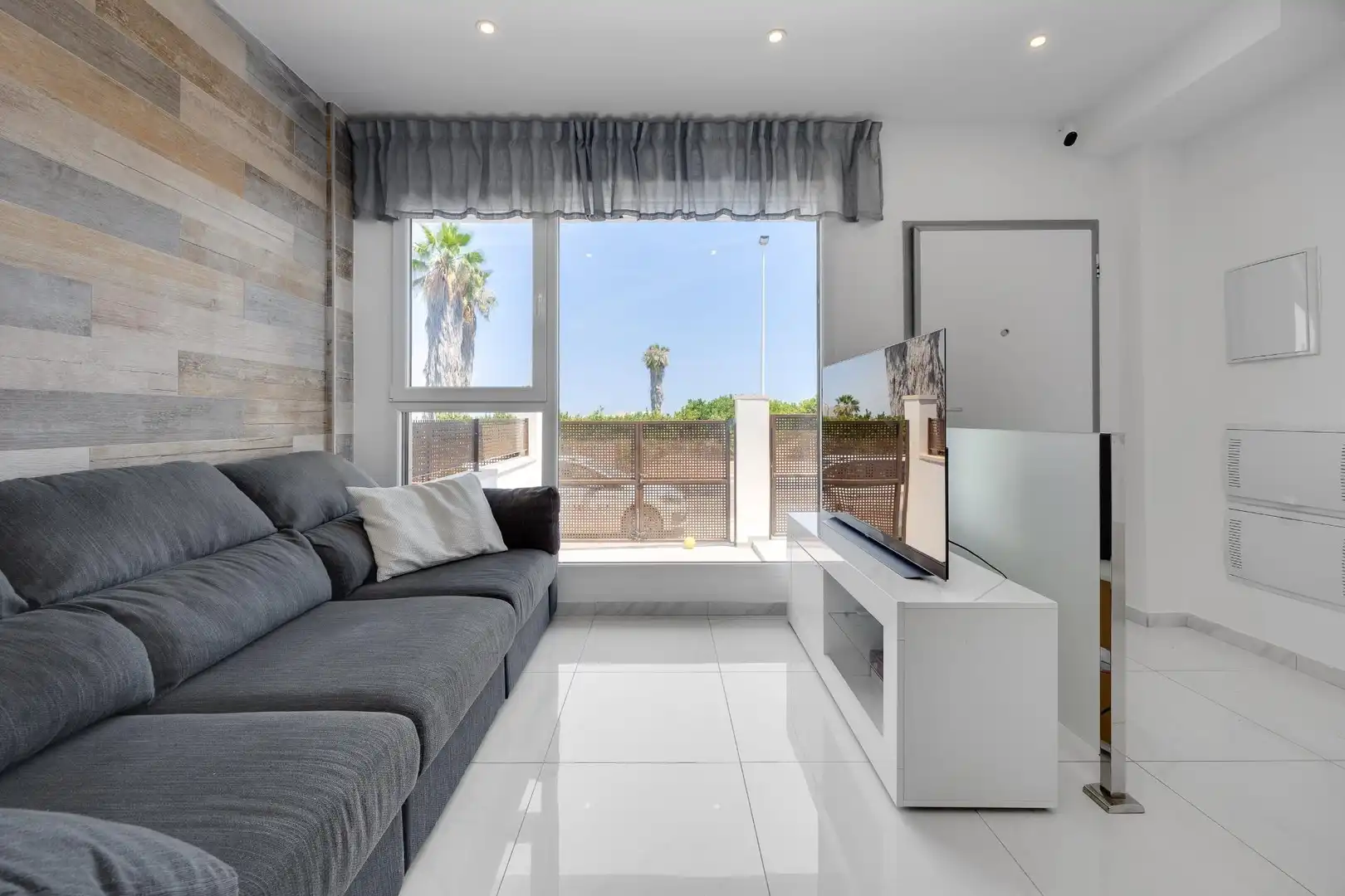 Wohnzimmer von Einfamilien-Reihenhaus zum Verkauf in Torrevieja mit Klimaanlage, Heizung und Terrasse
