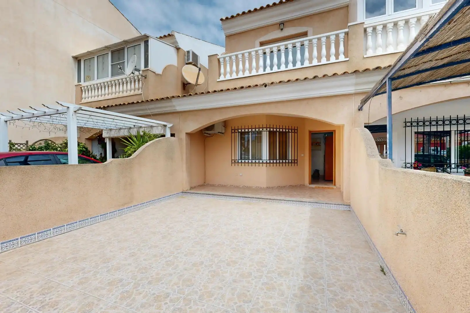 Vista exterior de Casa o xalet en venda en Los Alcázares amb Aire condicionat, Jardí privat i Balcó