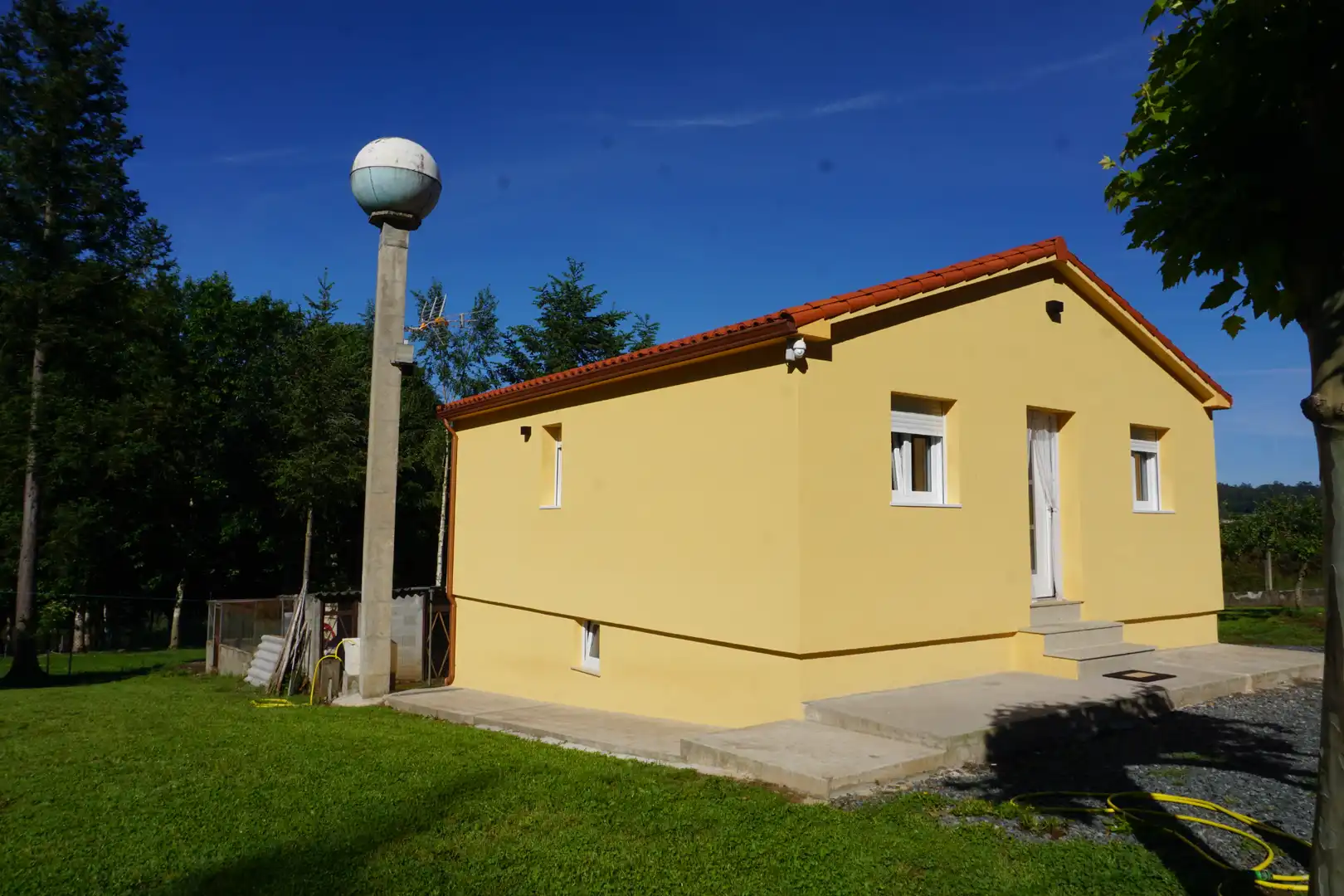 Vista exterior de Casa o chalet en venta en Santiso con Calefacción, Jardín privado y Amueblado