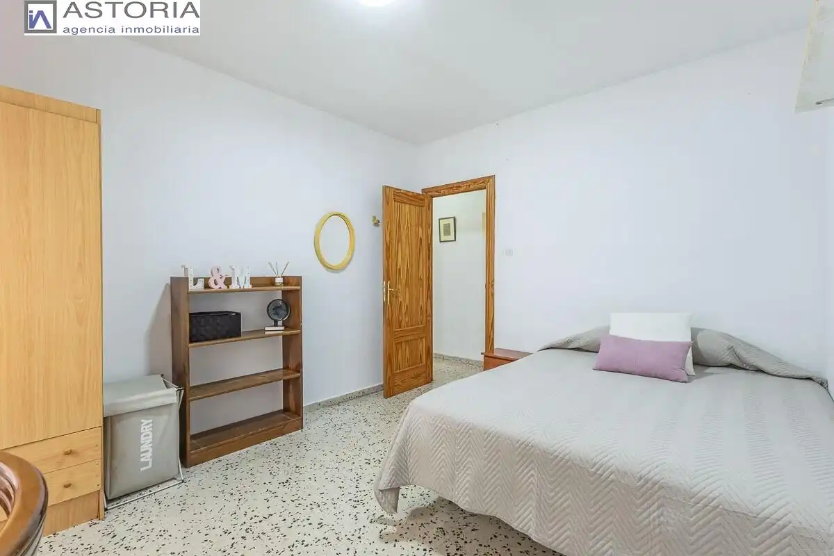 Schlafzimmer von Wohnung zum Verkauf in Granada mit Möbliert und Balkon