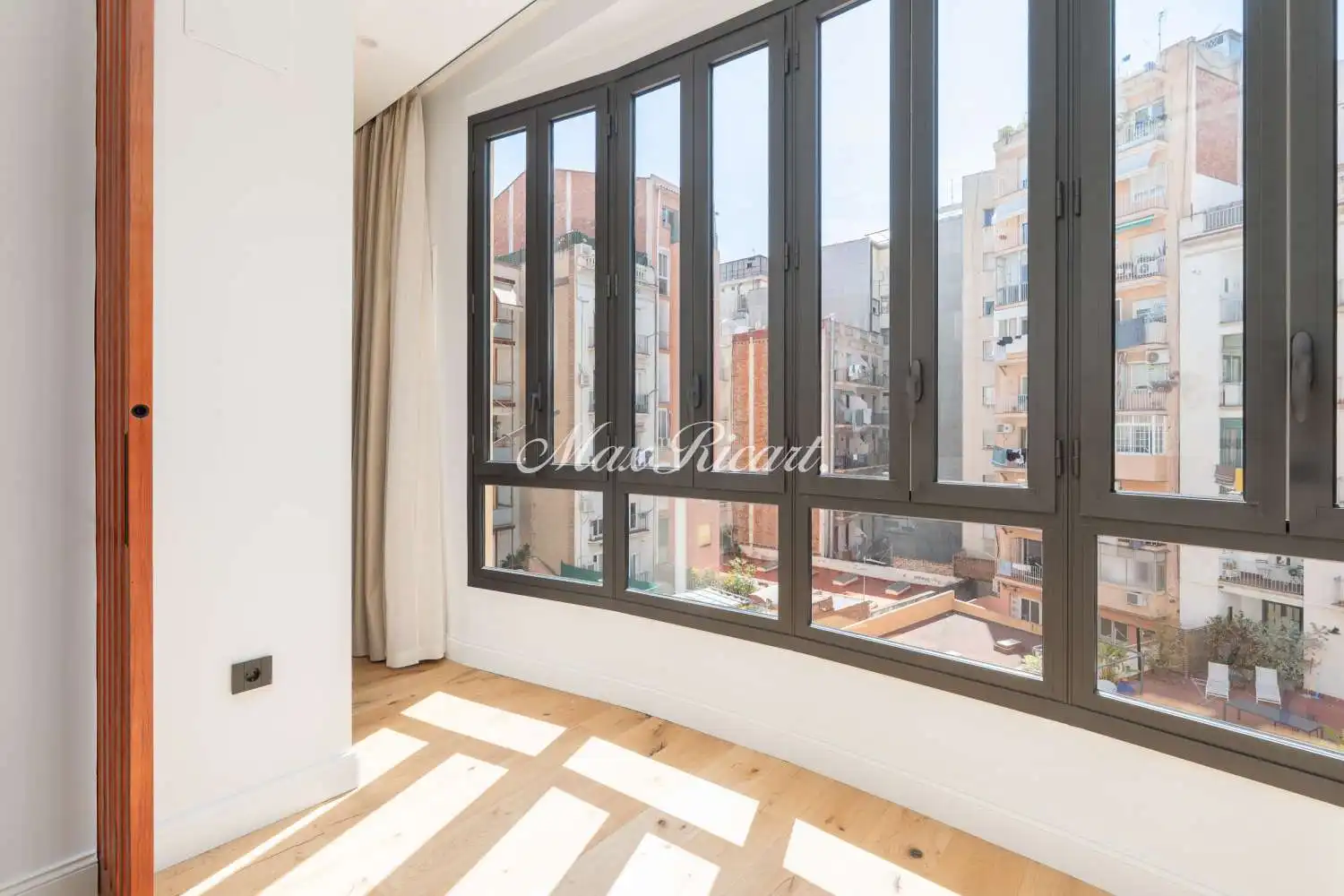 Schlafzimmer von Wohnung zum Verkauf in Barcelona mit Klimaanlage, Heizung und Balkon