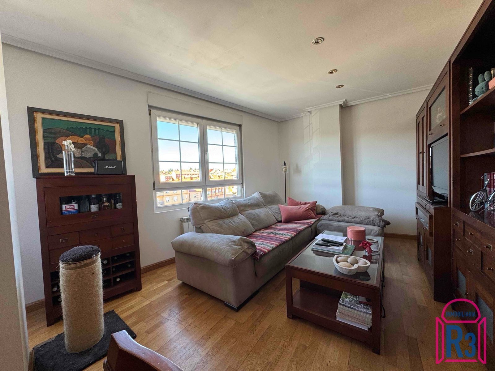 Sala de estar de Dúplex en venta en San Andrés del Rabanedo con Calefacción, Trastero y Amueblado