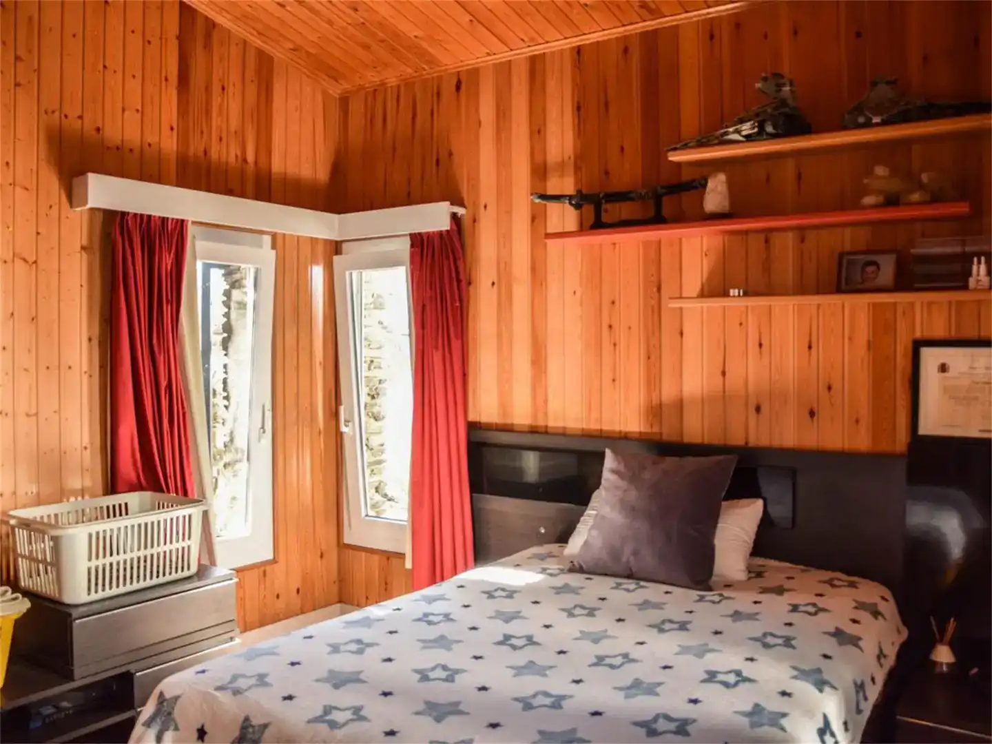 Dormitori de Finca rústica en venda en Cadaqués amb Aire condicionat, Jardí privat i Piscina