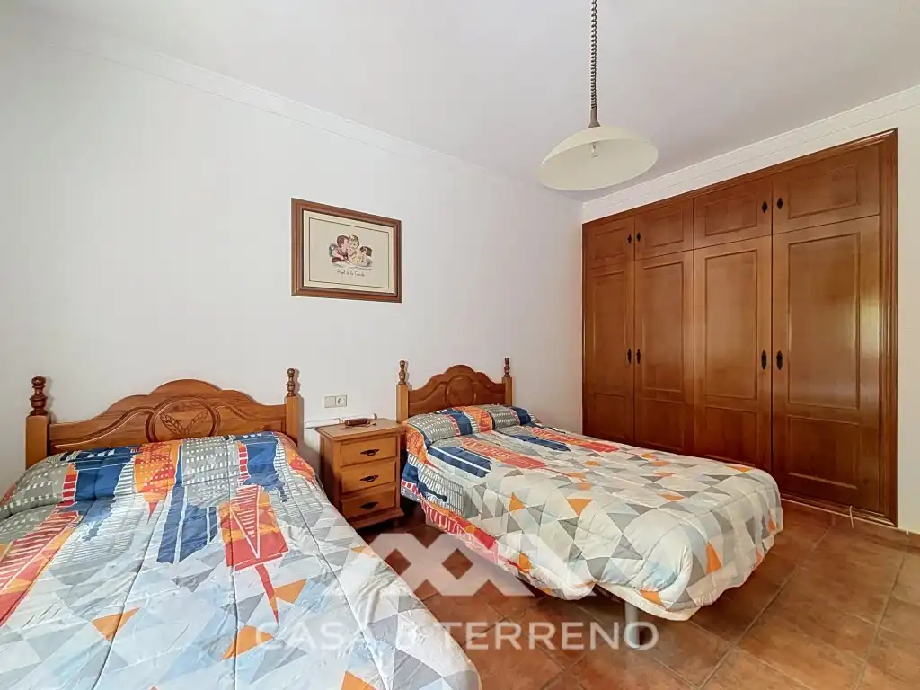 Dormitori de Casa o xalet en venda en El Burgo amb Aire condicionat, Jardí privat i Moblat