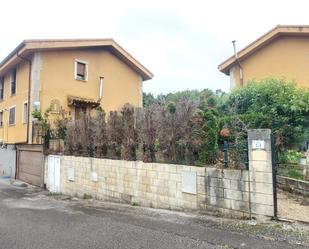 Vista exterior de Casa adosada en venda en Arnuero amb Calefacció, Jardí privat i Terrassa