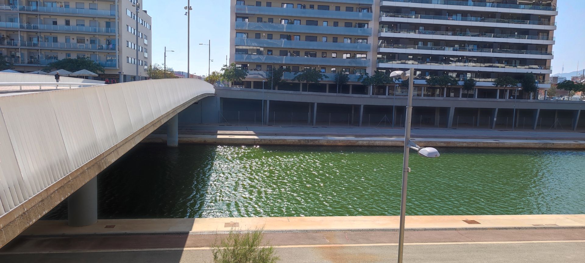 Vista exterior de Local de lloguer en Badalona amb Alarma