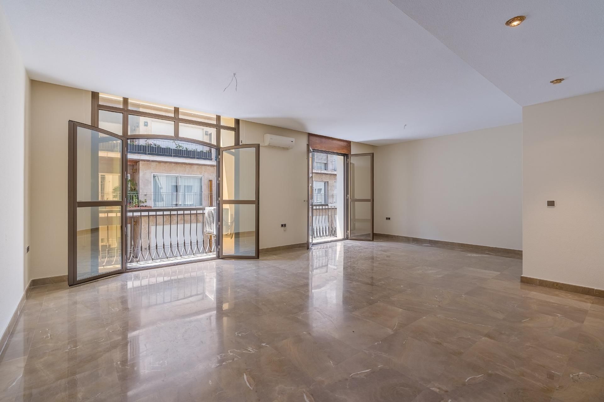 Flat for sale in  Granada Capital  with Air Conditioner, Heating and Balcony