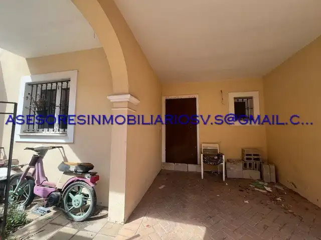 Casa adosada en venda en Castilleja de Guzmán amb Piscina i Balcó