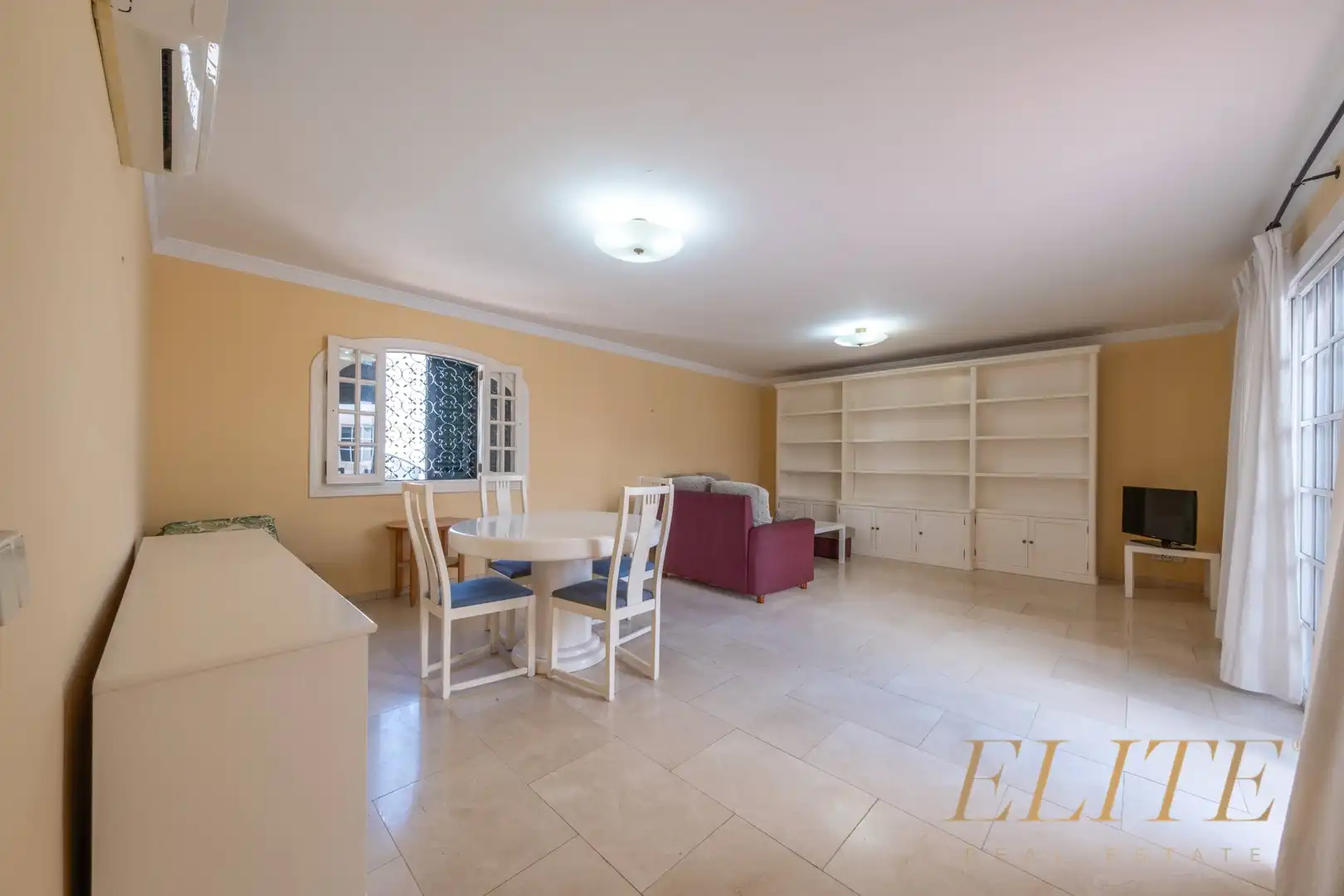 Sala d'estar de Casa adosada en venda en San Bartolomé de Tirajana amb Aire condicionat, Calefacció i Jardí privat