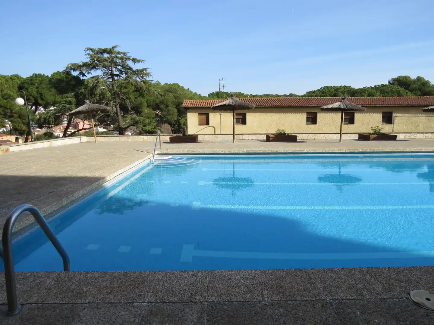 Schwimmbecken von Erdgeschoss zum Verkauf in Sant Andreu de Llavaneres mit Heizung, Terrasse und Ofen