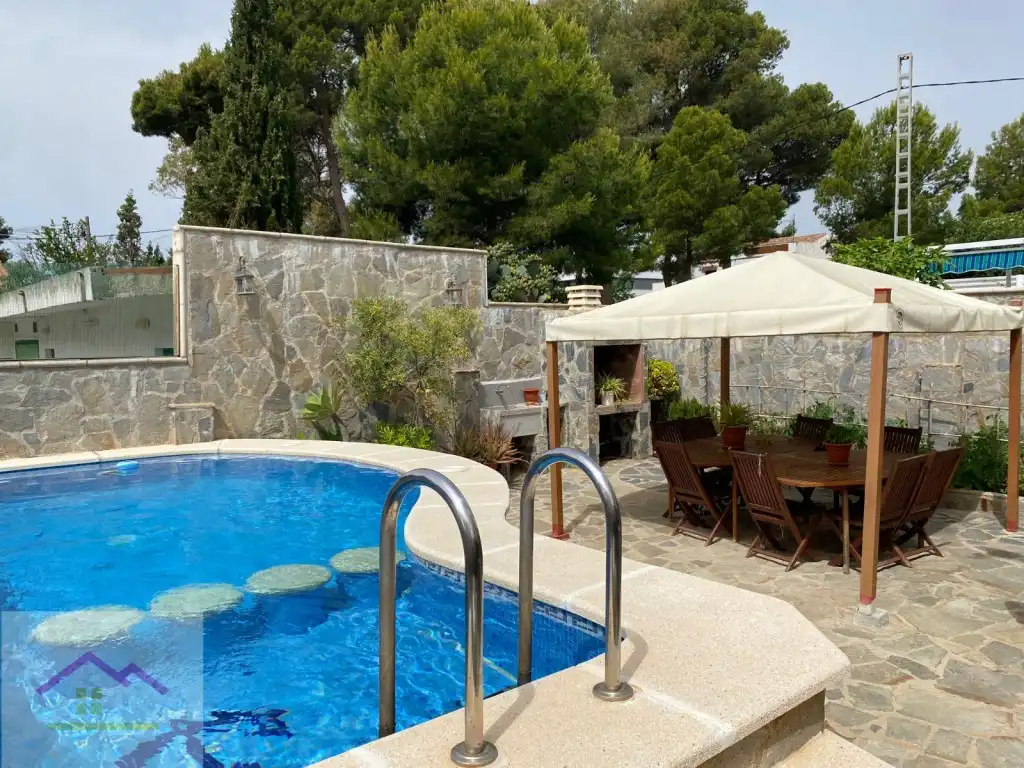 Maison jumelée avec piscine à vendre à Calle Ibiza 6