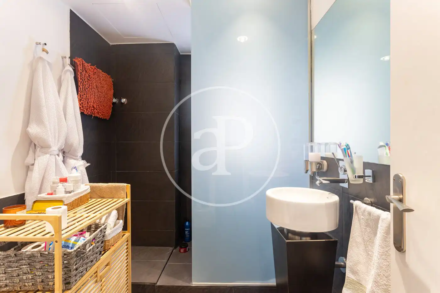 Bathroom of Flat for rent in Barcelona  with Air Conditioner, Heating and Private garden