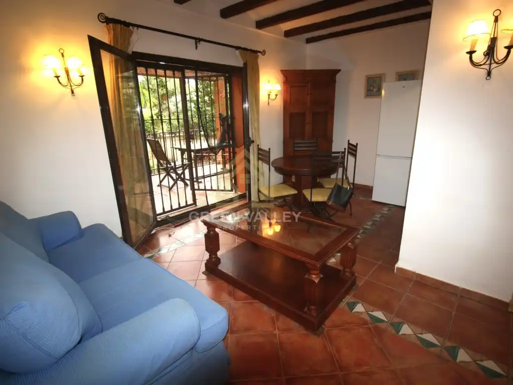 Wohnzimmer von Erdgeschoss zum Verkauf in La Alcaidesa mit Klimaanlage, Terrasse und Schwimmbad