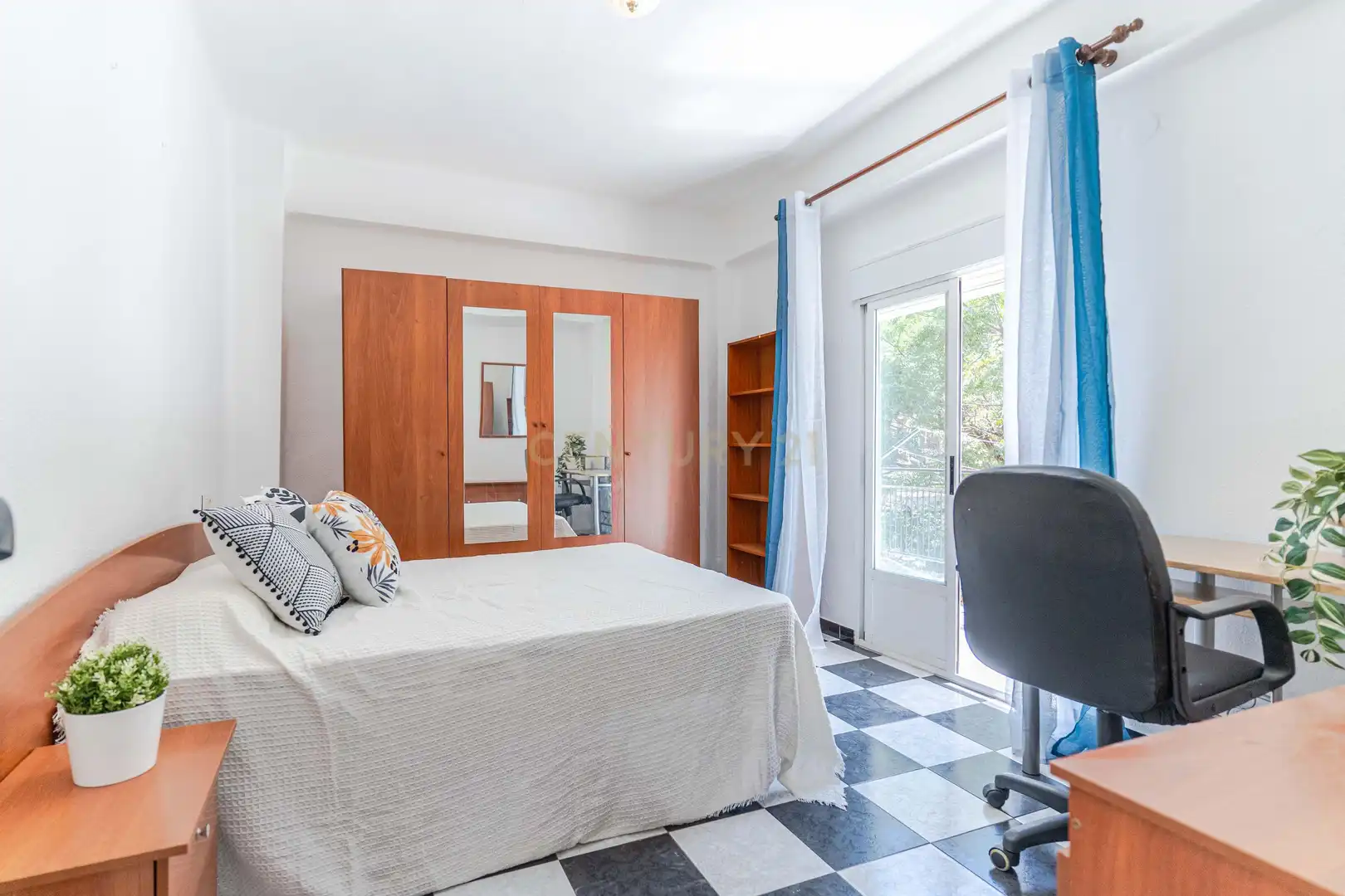 Bedroom of Flat for sale in Granada  with Air Conditioner and Balcony