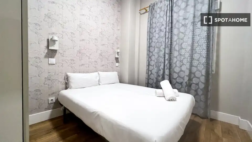 Schlafzimmer von Wohnung zur Miete in Madrid mit Klimaanlage, Heizung und Möbliert