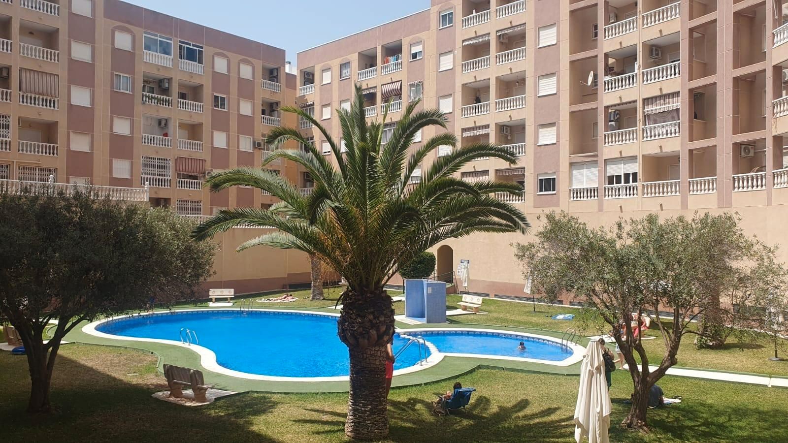 Piscina de Pis en venda en Torrevieja amb Moblat