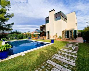 Vista exterior de Casa o xalet en venda en Cunit amb Aire condicionat, Terrassa i Piscina