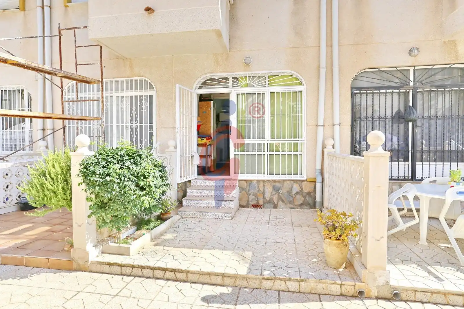 Vista exterior de Casa adosada en venda en Guardamar del Segura amb Jardí privat, Terrassa i Moblat
