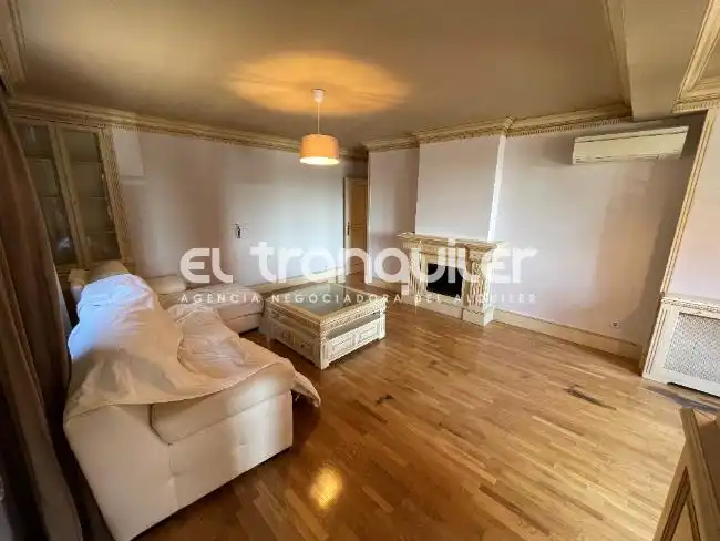 Living room of Flat for rent in Alcalá de Henares  with Air Conditioner, Parquet flooring and Swimming Pool