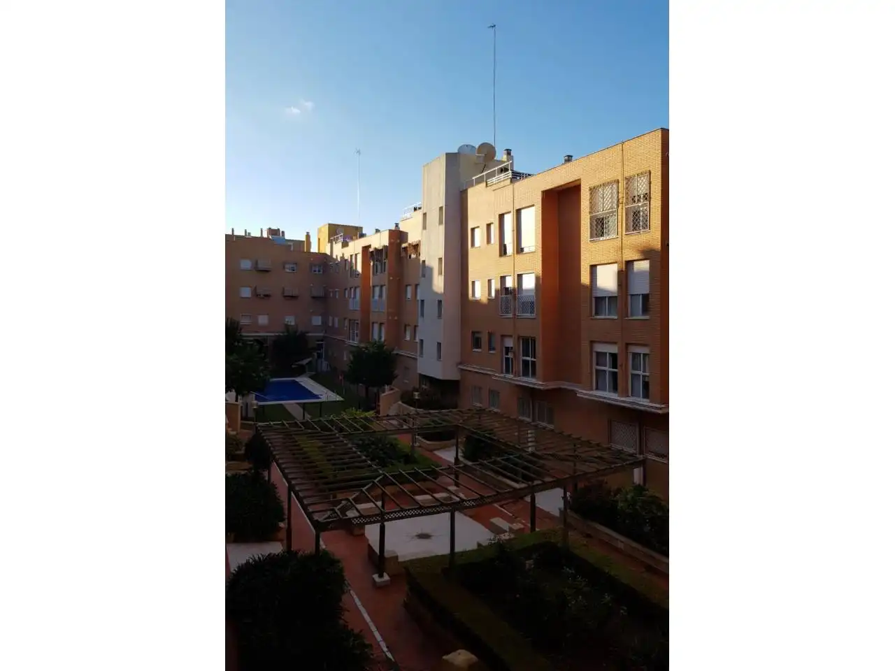 Vista exterior de Piso de alquiler en Sevilla con Aire acondicionado, Balcón y Piscina comunitaria