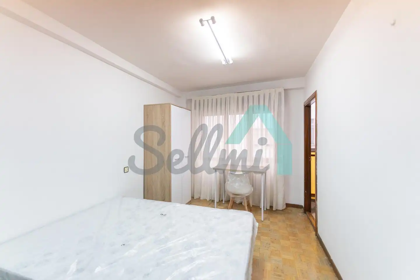 Bedroom of Flat for rent in Oviedo   with Heating, Parquet flooring and Furnished