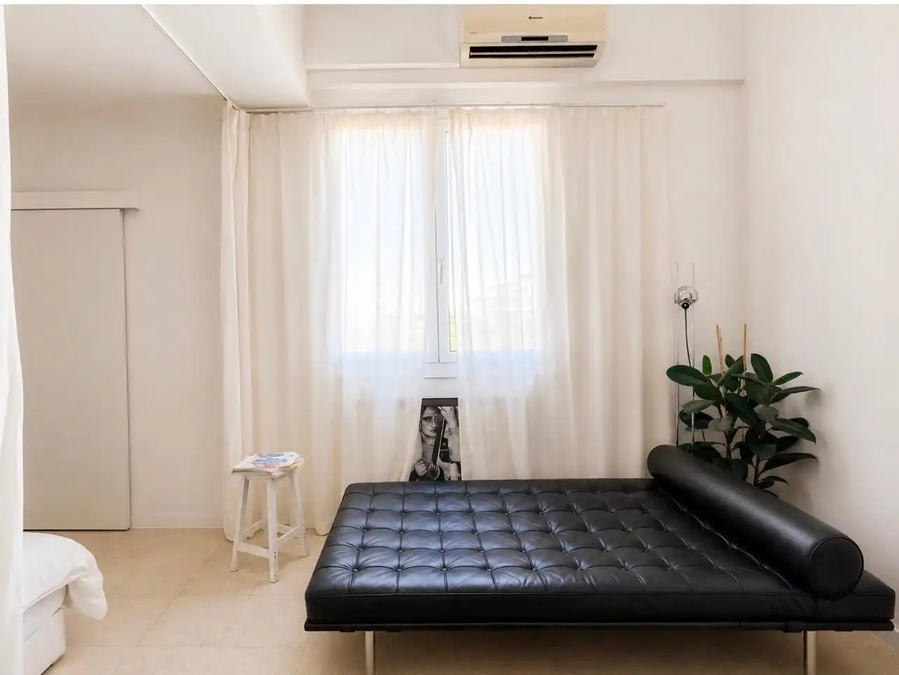 Sala d'estar de Estudi en venda en Barcelona amb Aire condicionat i Moblat