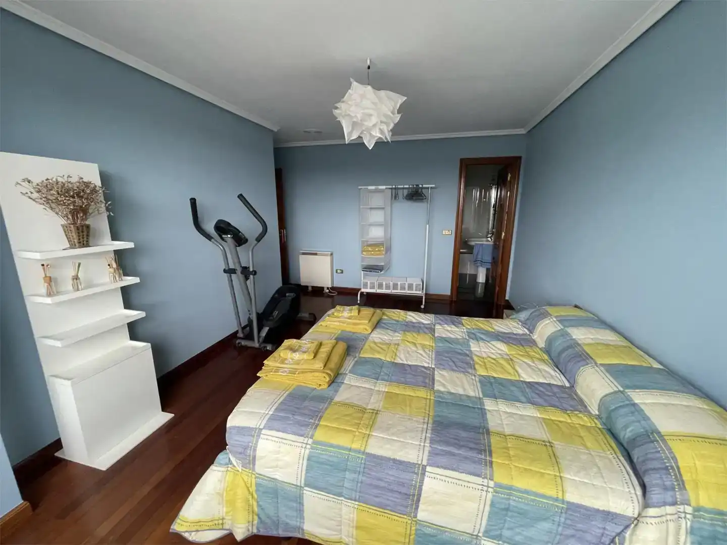 Dormitori de Pis de lloguer en Ferrol amb Parquet, Moblat i Forn