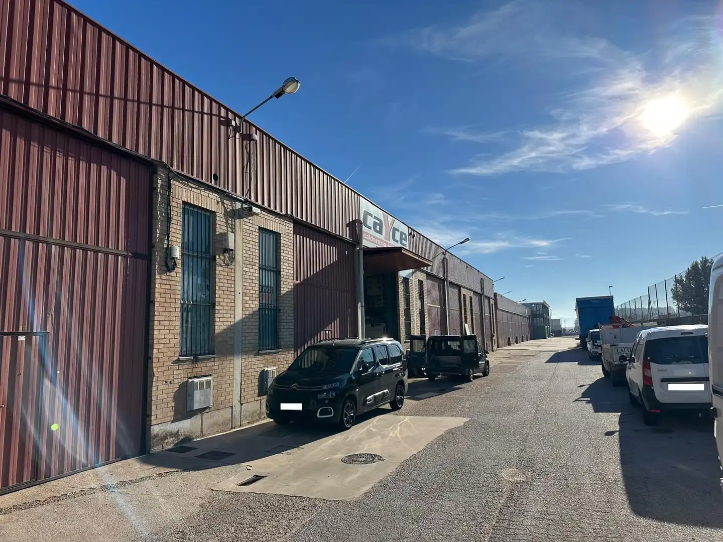 Außenansicht von Fabrikhallen zur Miete in Villagonzalo Pedernales mit Heizung