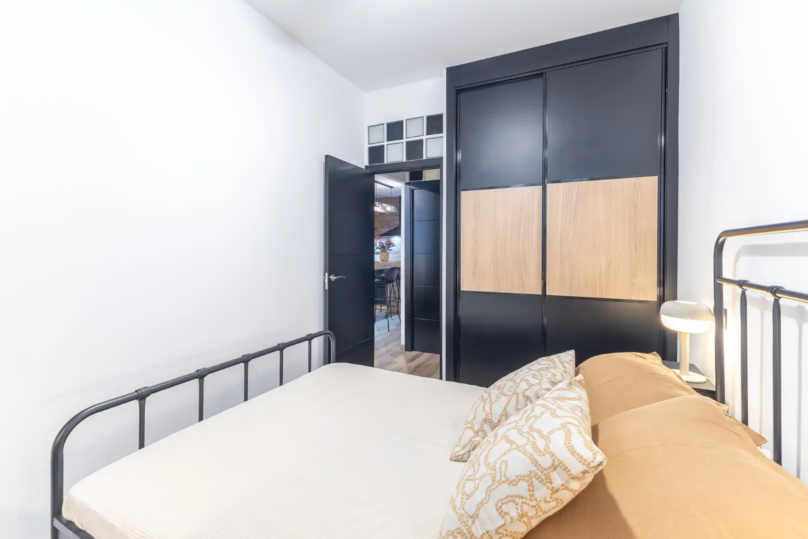 Dormitori de Apartament de lloguer en Madrid amb Aire condicionat, Calefacció i Moblat