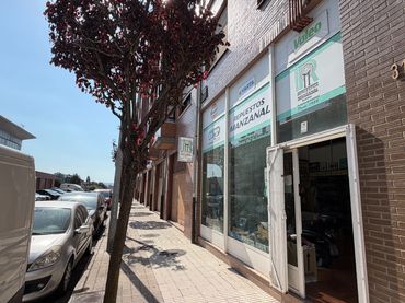 Business premises for sale in Calle José María Martínez Cachero 31