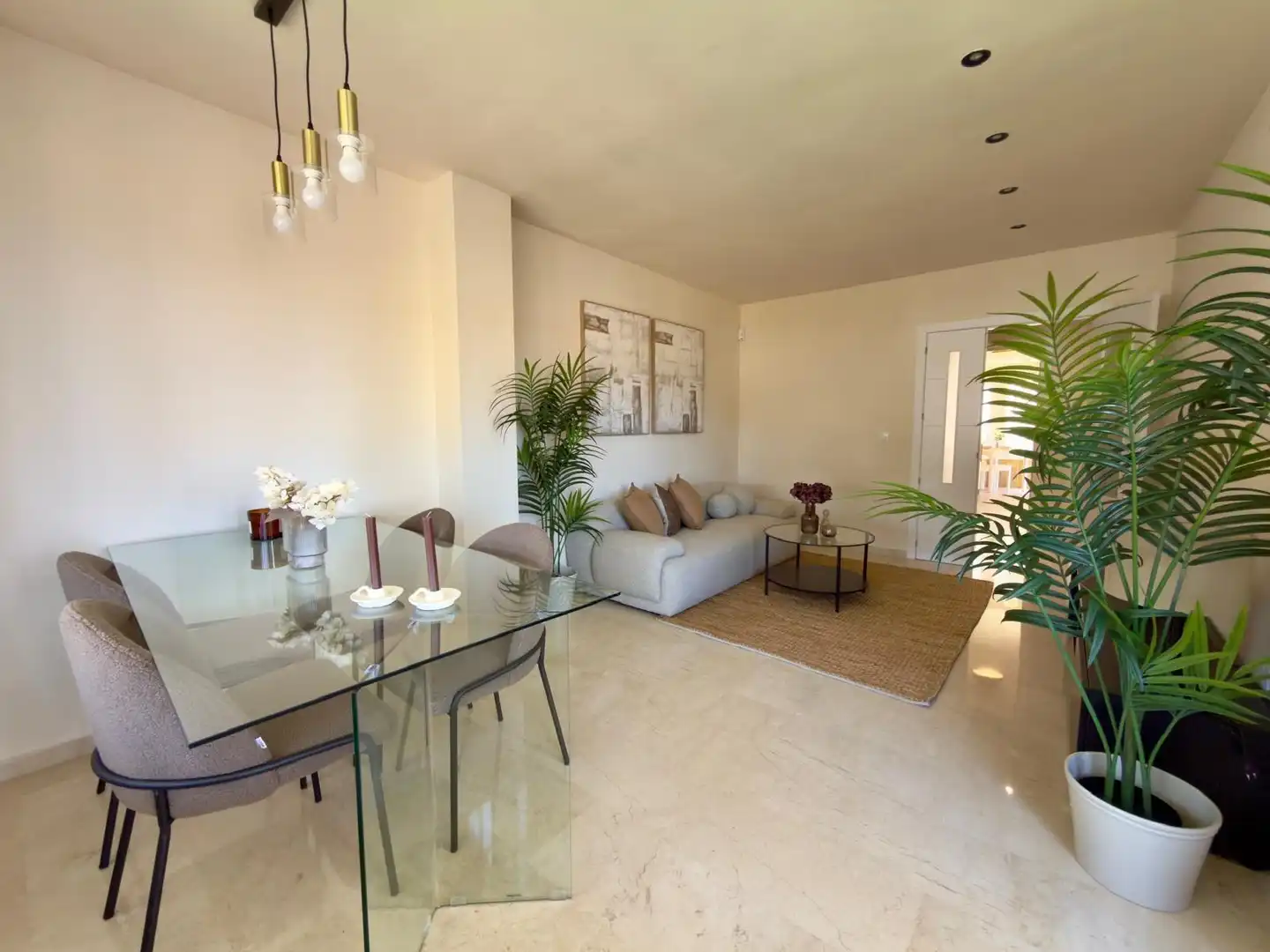 Wohnzimmer von Erdgeschoss zum Verkauf in Rincón de la Victoria mit Klimaanlage, Privatgarten und Terrasse
