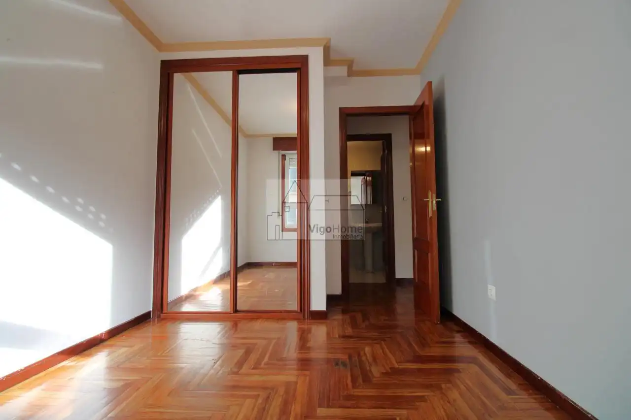 Bedroom of Flat for rent in Vigo   with Heating, Parquet flooring and Storage room