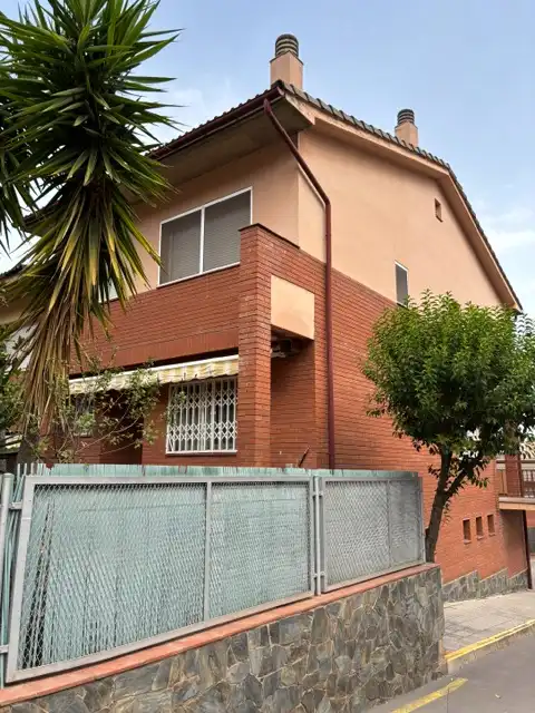 Vista exterior de Casa adosada en venda en Sant Andreu de la Barca amb Aire condicionat, Calefacció i Jardí privat