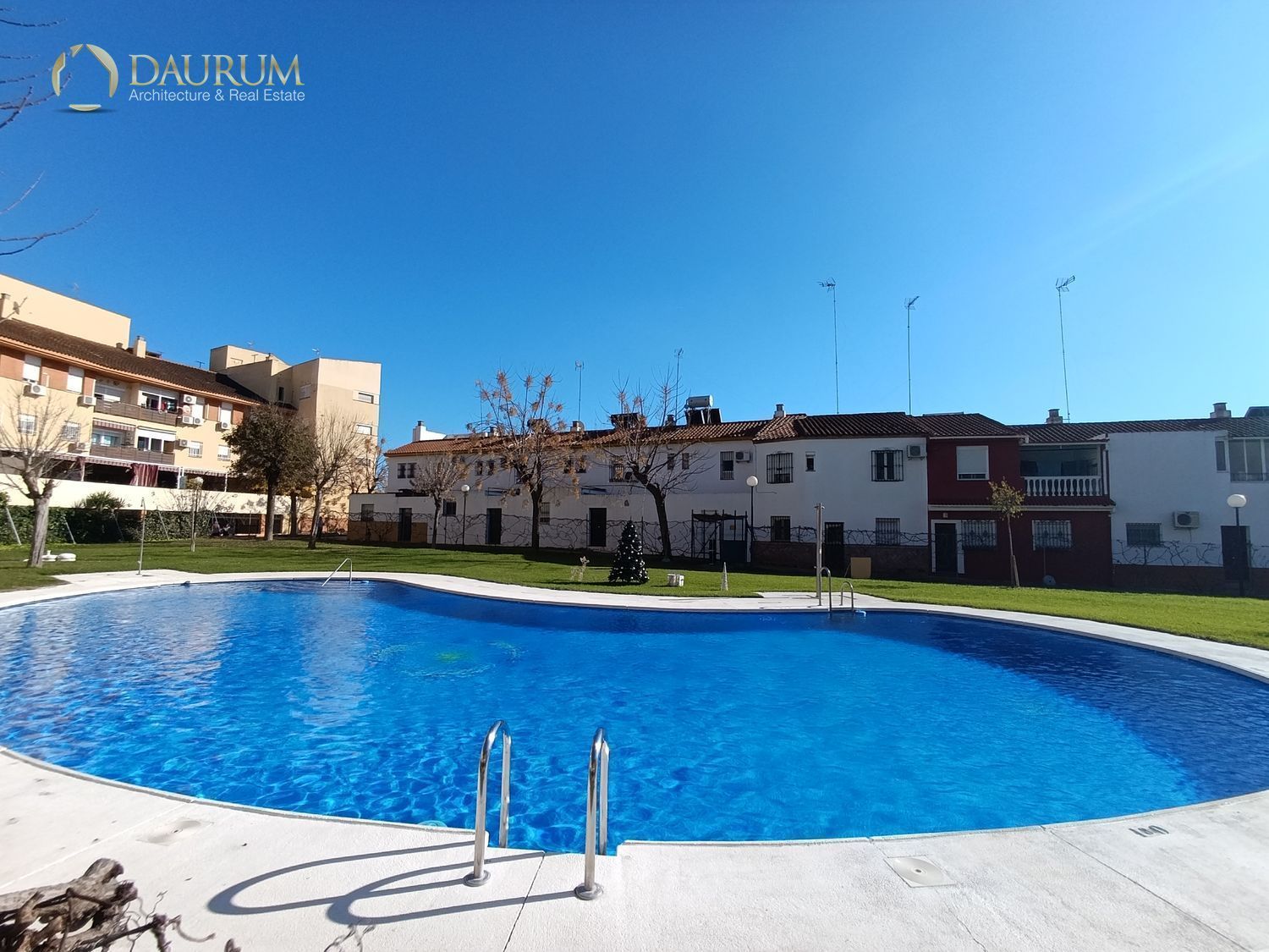 Vista exterior de Pis en venda en Alcalá de Guadaira amb Piscina i Piscina comunitària